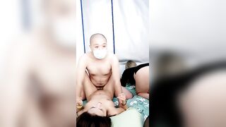 淫乱的房间寂寞的姐妹一起大秀【黄发篇】直播群P激情，全程露脸丝袜诱惑大奶子，口交大鸡巴边亲边草浪叫呻吟精彩刺激