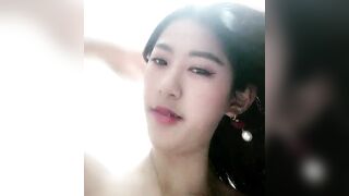 甜甜的蜜【裸舞-中篇】啊啊啊~每个主人舔舔小欣的阴蒂，尿道也要舔啦，给我舔干净逼里的淫水。我躺着尿的，快接着我淫荡的尿尿，骚逼的尿尿！