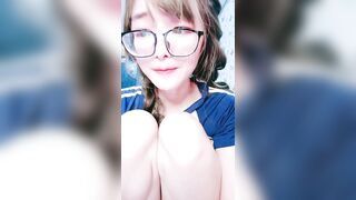 眼镜美少女【淫荡指数9分】顶级蜜桃美臀，高跟鞋美腿，两根手指猛扣穴，水声哗哗一直流出，拿出假屌抽插，爽的口水直流