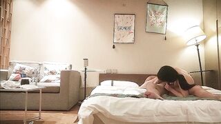 高端大圈极品妹子，花臂纹身美乳，抓着大屌吸吮，美臀骑乘一上一下抽插.