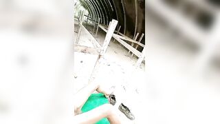 【户外勾引】老板娘周日大清早【下篇】户外勾引个骑三轮车，卖辣椒老大爷，打野战，这逼舔得爽死了大爷