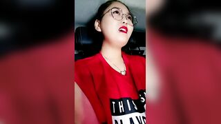 小骚逼深夜打车勾搭司机户外激情啪啪【上篇】全程露脸漏奶子逼逼塞跳蛋自慰勾搭，口交大鸡巴让大哥各种爆草内射