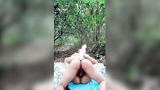 带婊妹去户外激情啪啪【Park2】全程露脸深喉大鸡巴，卡在树上疯狂输出浪荡呻吟，地上主动上位抽插揉捏骚奶子刺激