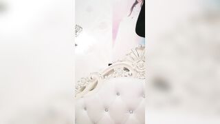 漂亮眼睛极品颜值女神下海大尺度秀，露奶装义乳情趣耳朵，拨开内裤露肥穴，手指揉搓双指插入扣弄搞得湿湿