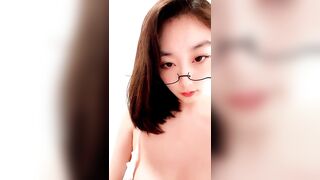 红唇眼镜颜值女神性感睡衣道具自慰，撩起衣服露柔软奶子，翘起屁股扭动，M腿椅子上震动棒摩擦阴蒂