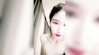 超清纯翘臀美穴小姐姐今天独自一人诱惑，没穿内裤翘起屁股露逼，揉捏奶子表情淫荡，站立对着镜头掰开屁股