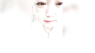 骚熟女老板娘激情户外，全程露脸给小伙深喉大鸡巴，蝴蝶骚逼自慰高潮喷水，被小哥后入捏着奶子疯狂爆草呻吟