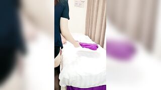 骚逼黑丝女技师带女徒弟激情大秀，给小哥按摩撩骚大鸡巴深喉口交，主动上位伺候男人，精彩刺激淫语不断爆赞