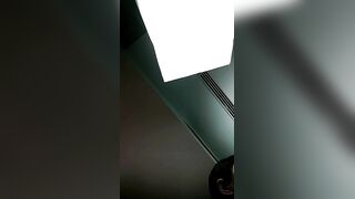 18岁菜菜洗完澡全程露脸陪你嗨，性感的大奶子粉嫩嫩骚逼，淫声荡语激情不断，冰凉的棒棒冰刺激骚穴和菊花